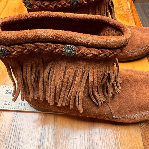 Minnetonka Ankle Moccasins Size 9 Womens Suede Leather Fringed Studs Zip Up Back - Picture 12 of 14
